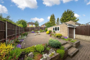 Luton Guesthouse, recently refurbished, near Luton Airport, free parking, self check in